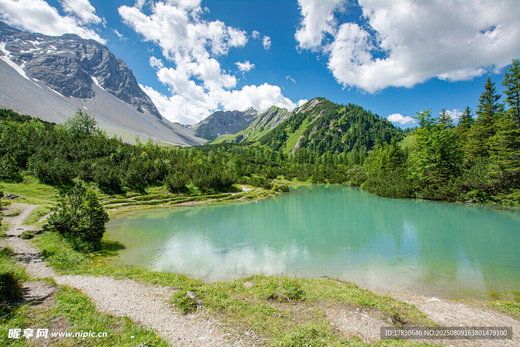 山间碧湖美景