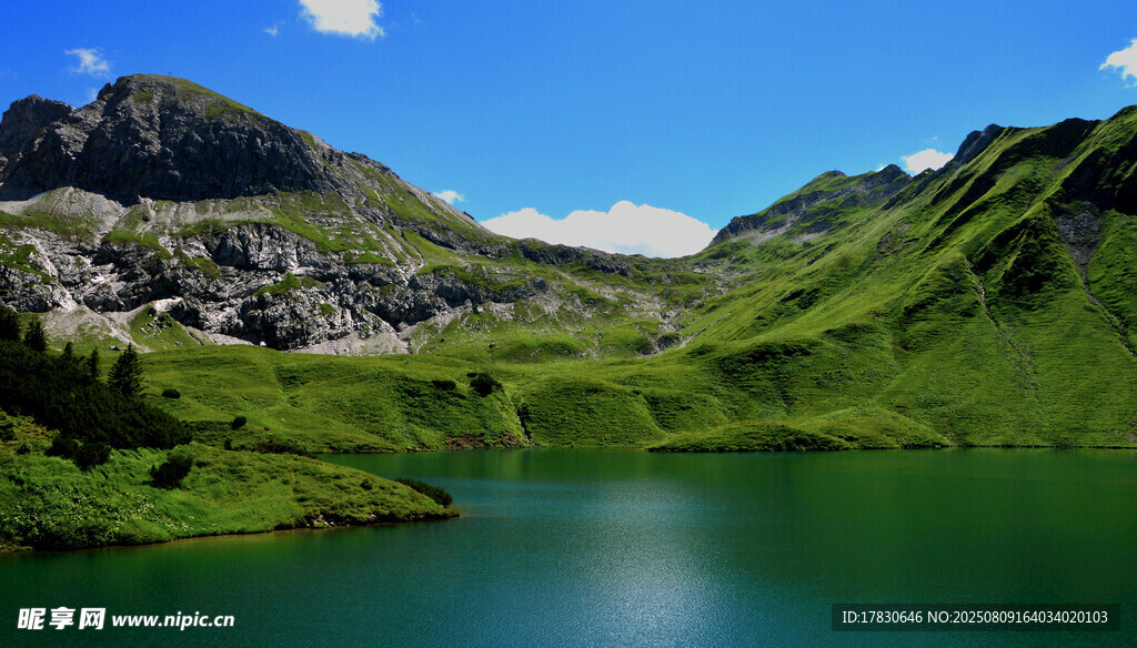 高山下的静谧碧绿湖泊
