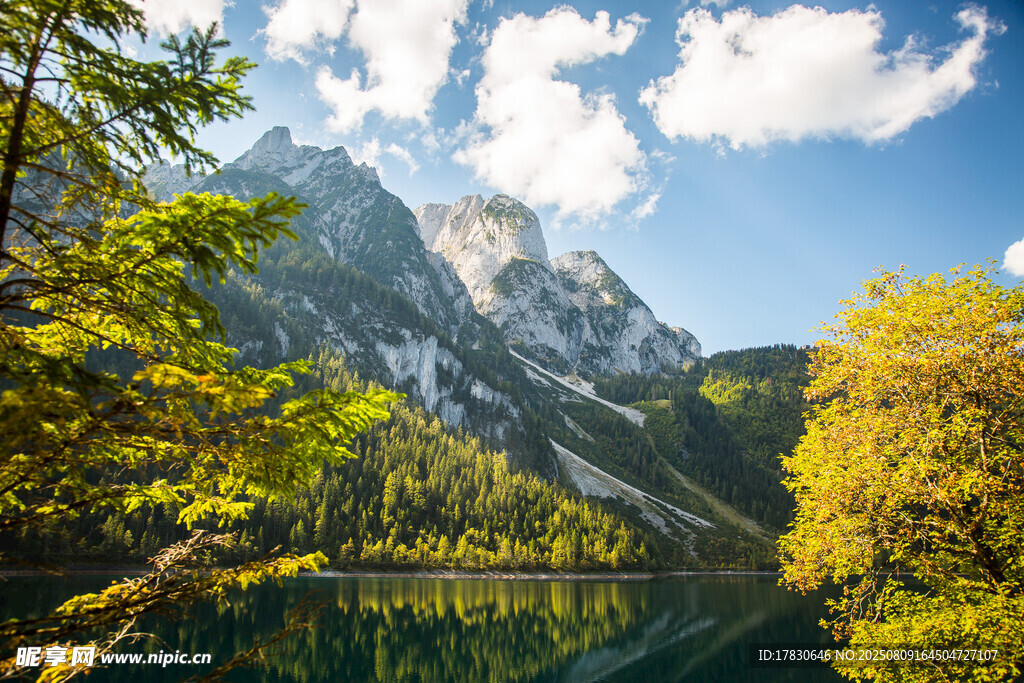 秋日山间湖景秀丽风光