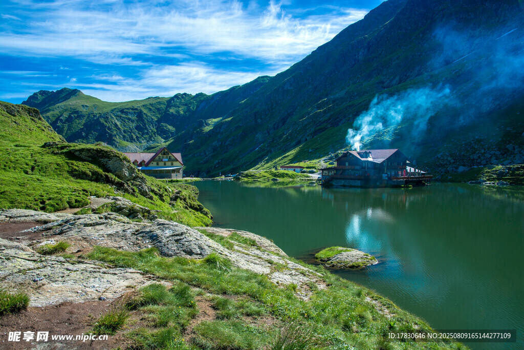 山间湖畔美景