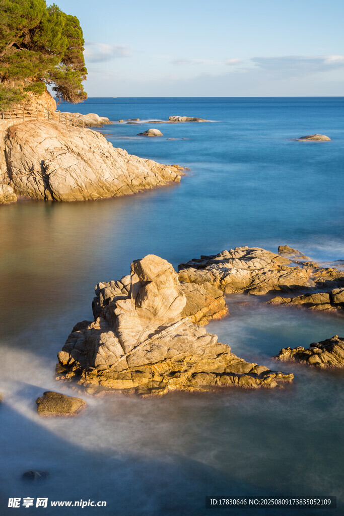 海边嶙峋礁石与宁静海水