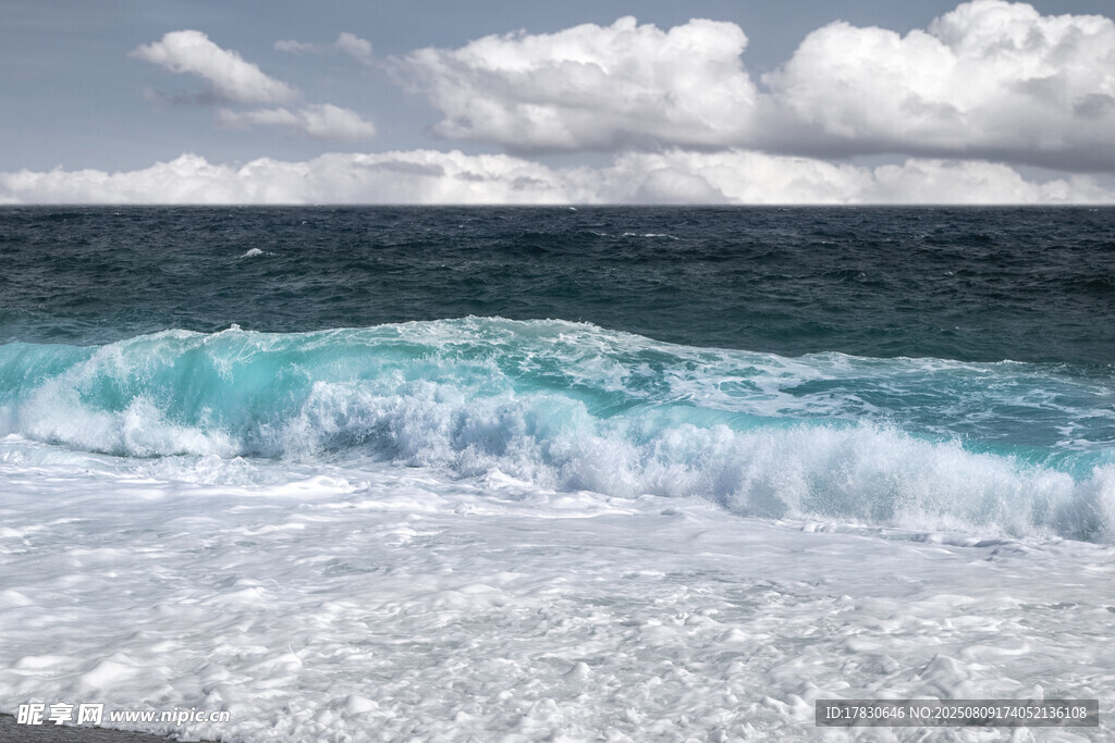 海浪翻涌的壮阔海景