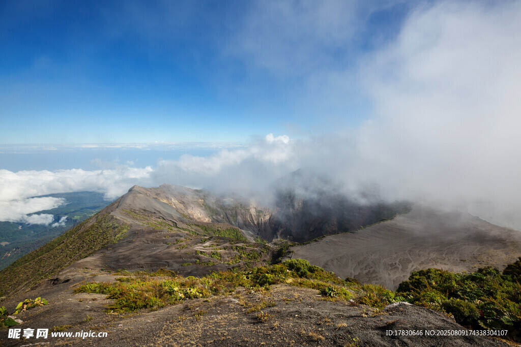 高山云海壮丽自然景观