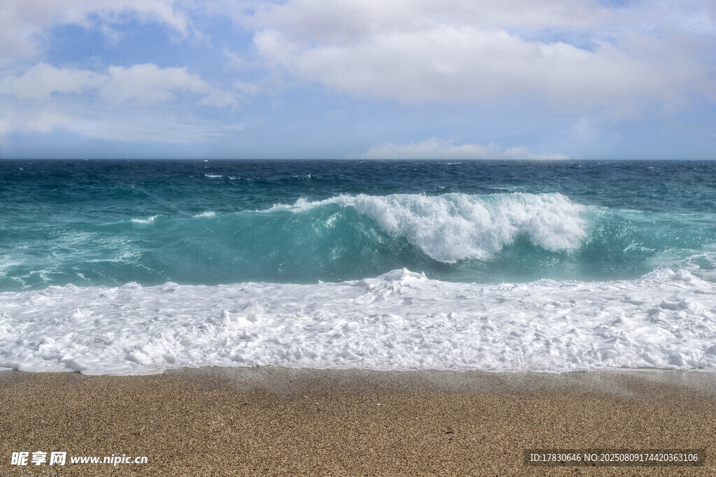 海边沙滩上的翻涌海浪