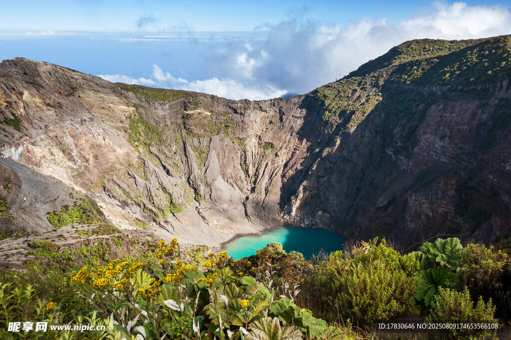 火山口内的碧绿湖泊