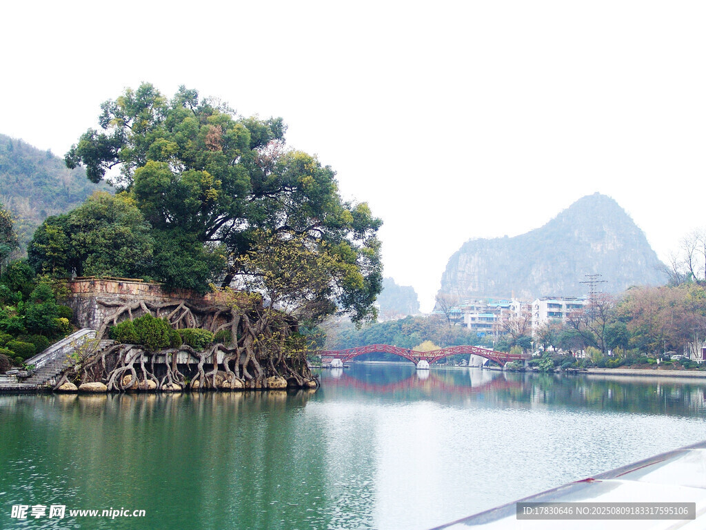 山水相依的秀丽湖景