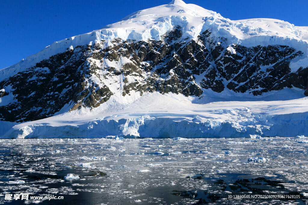巍峨雪山下的冰川海洋