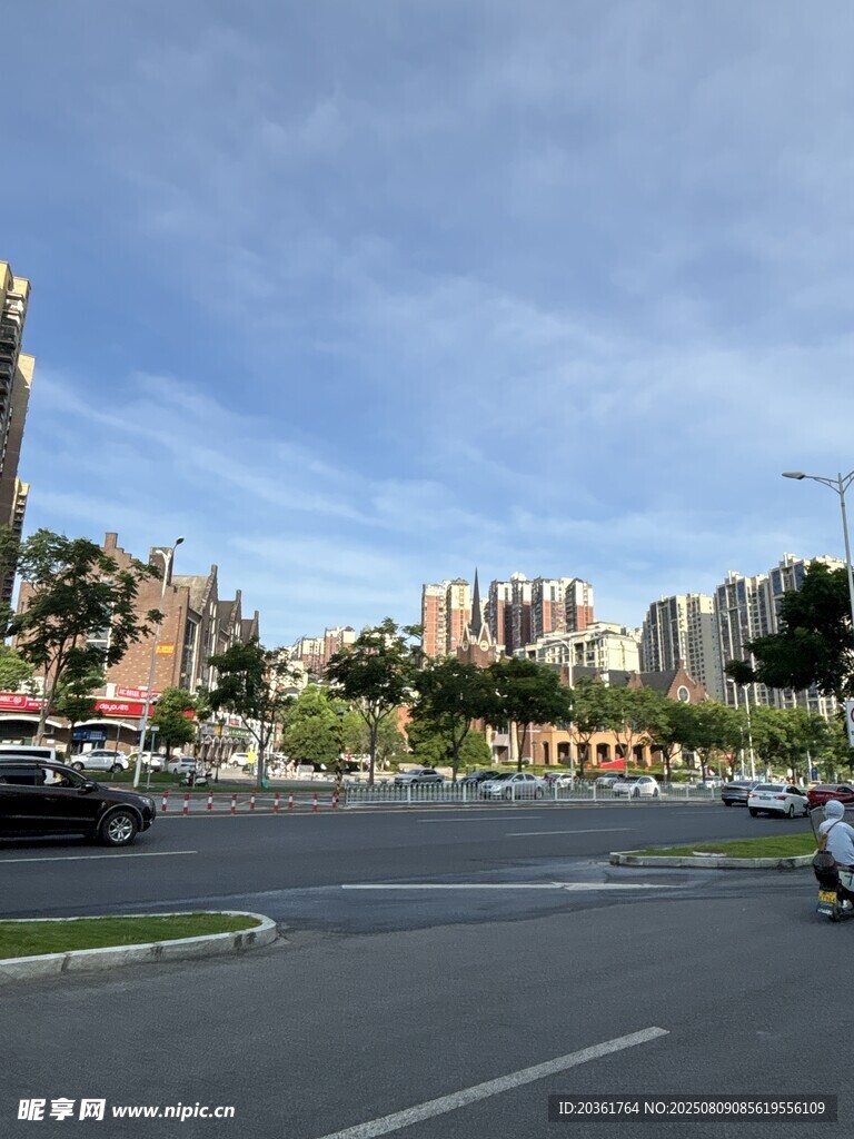 城市道路开阔景象