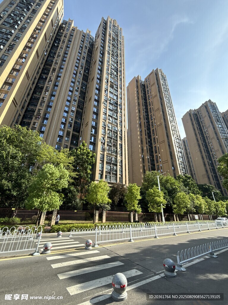 城市林立高楼与街道景观