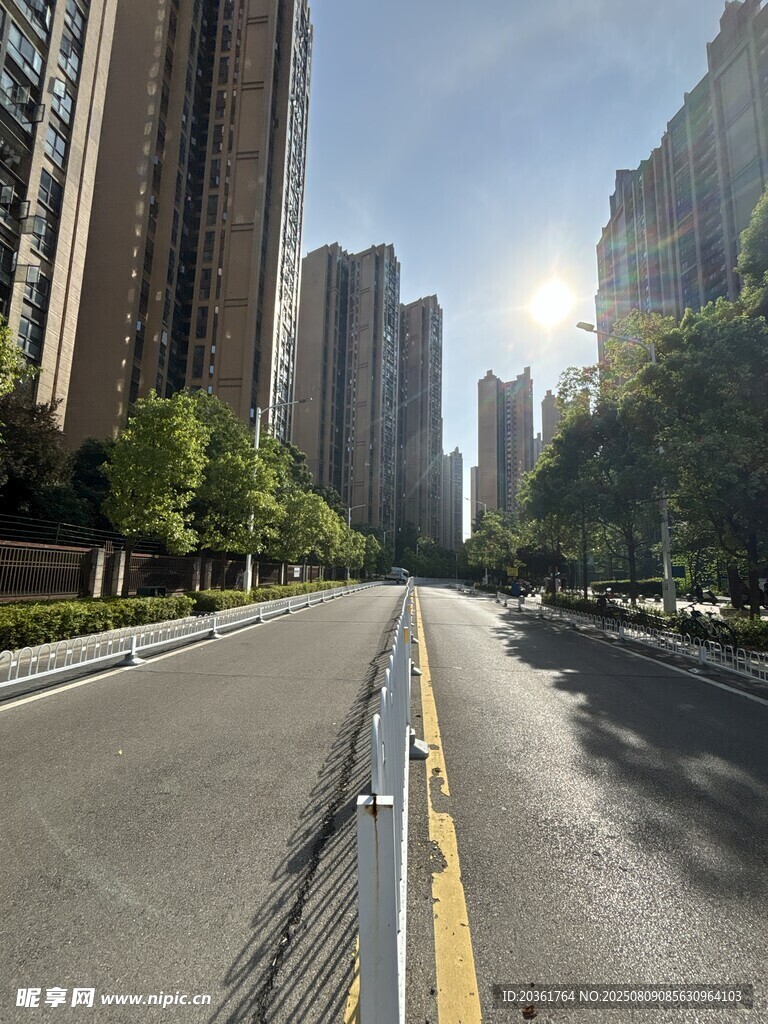 城市宽阔道路与高楼景观