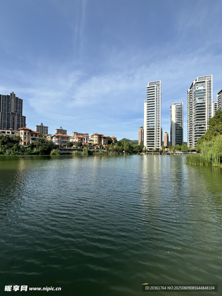 湖畔高楼美景