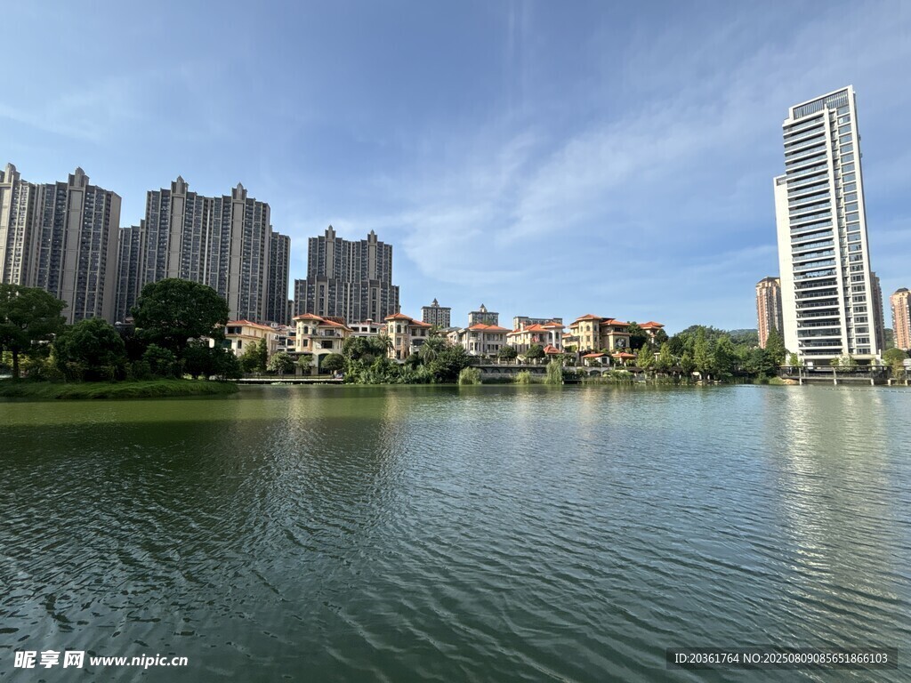 湖畔高楼美景
