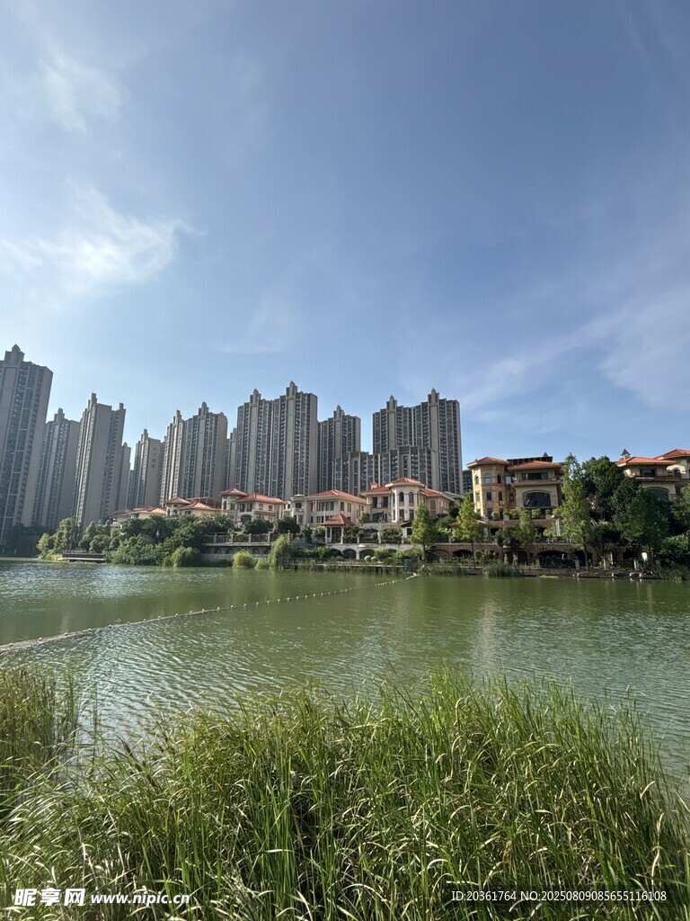 湖畔高楼美景