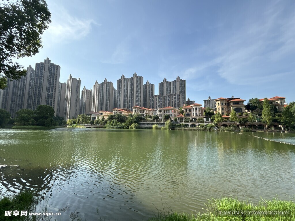 湖畔高楼景