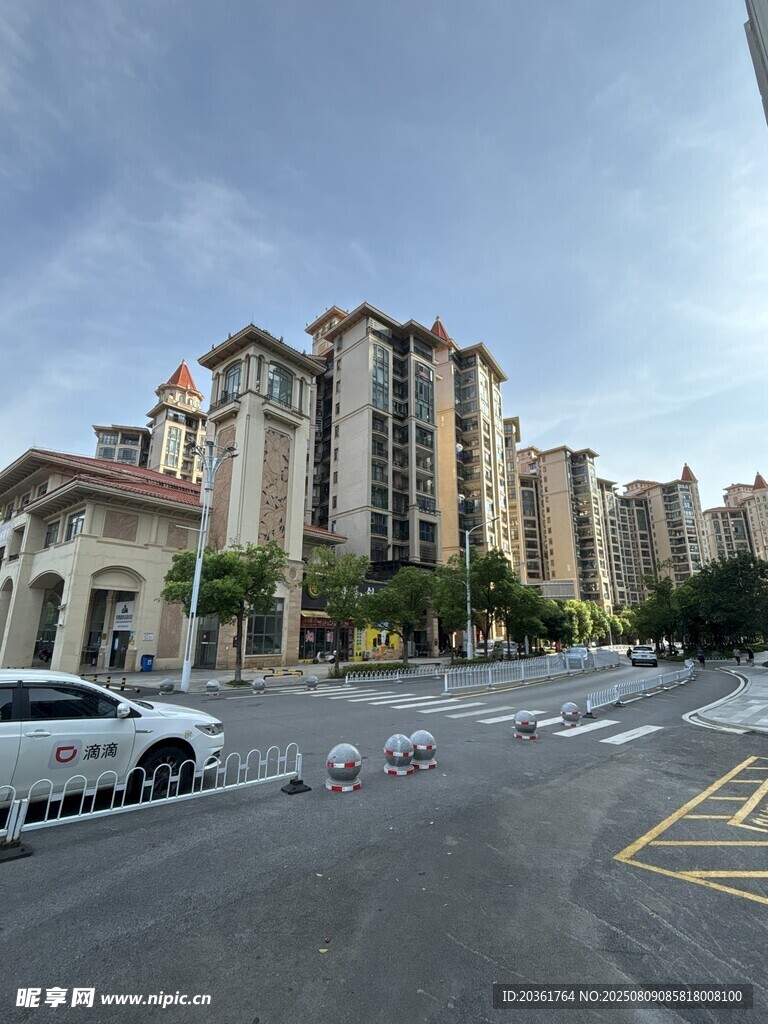 城市街道旁的高层住宅
