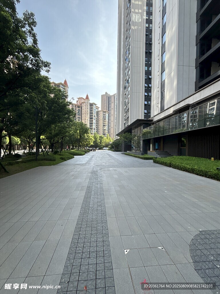 城市中宽阔整洁的步行道
