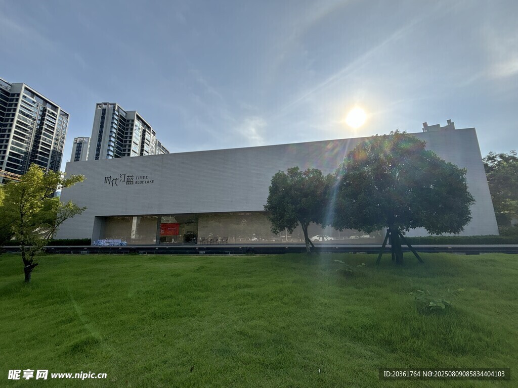 现代建筑前的翠绿草坪