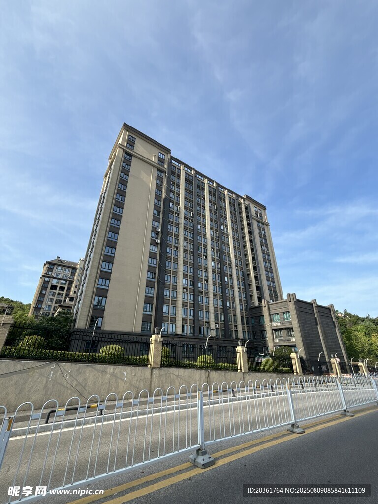城市高楼旁的宽阔道路