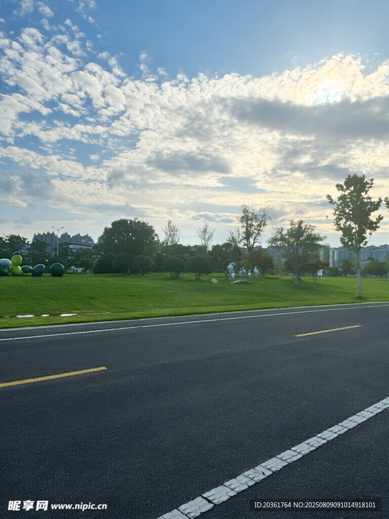 宽阔公路边的美丽风景