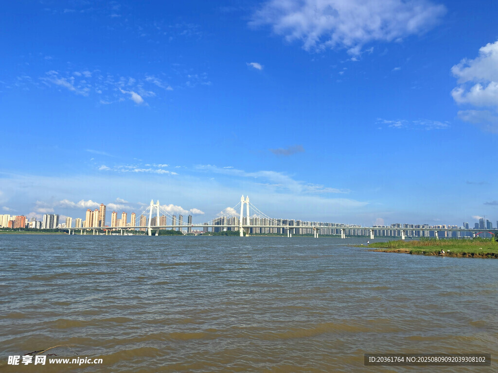 城市湖畔风光