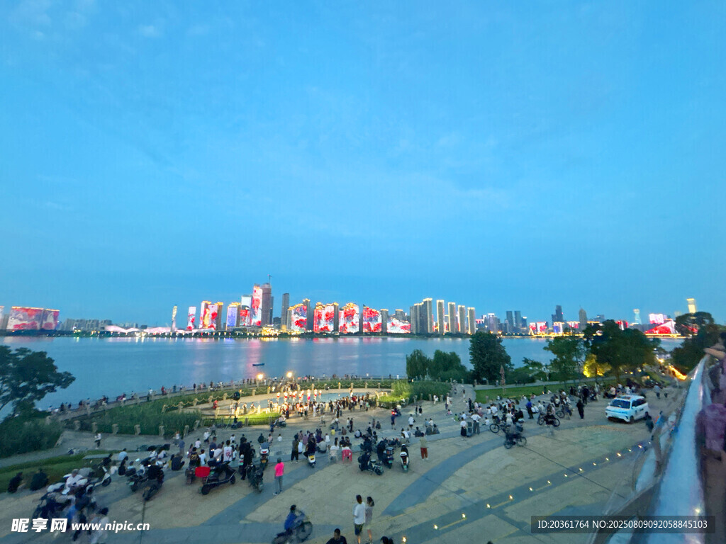 江边夜景人群观赏美景