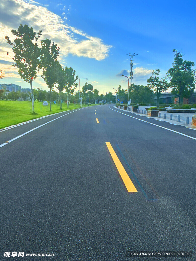 宽阔公路通向远方