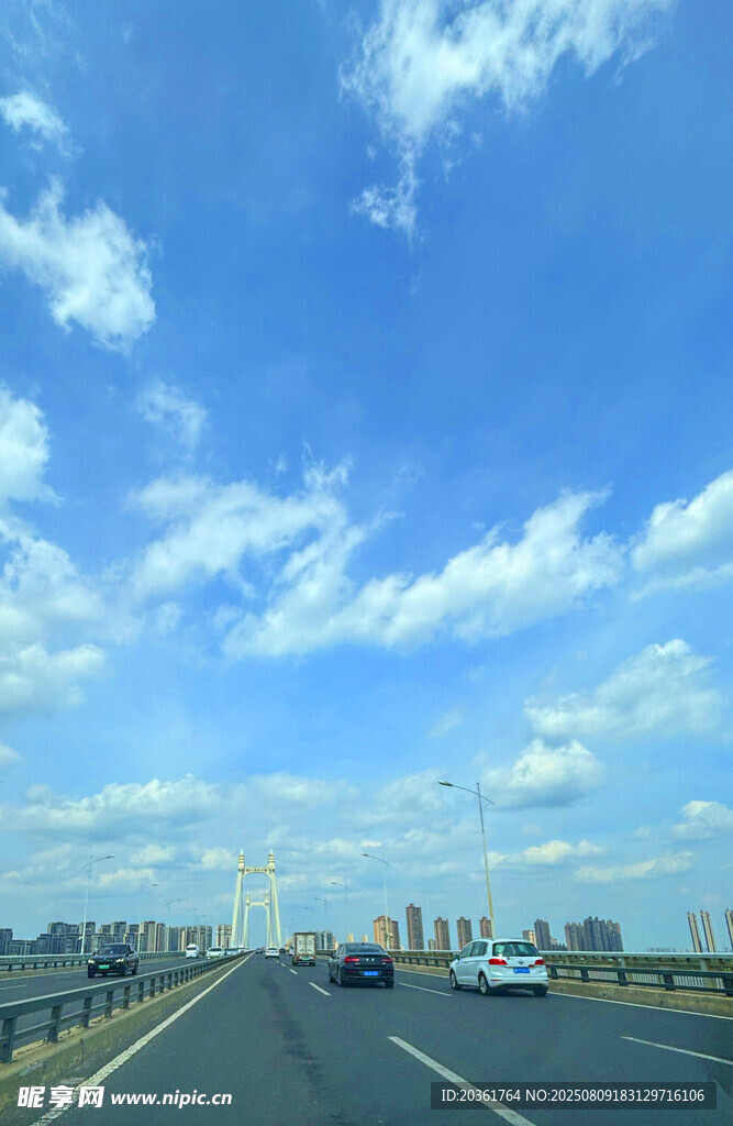 宽阔公路与蓝天白云美景