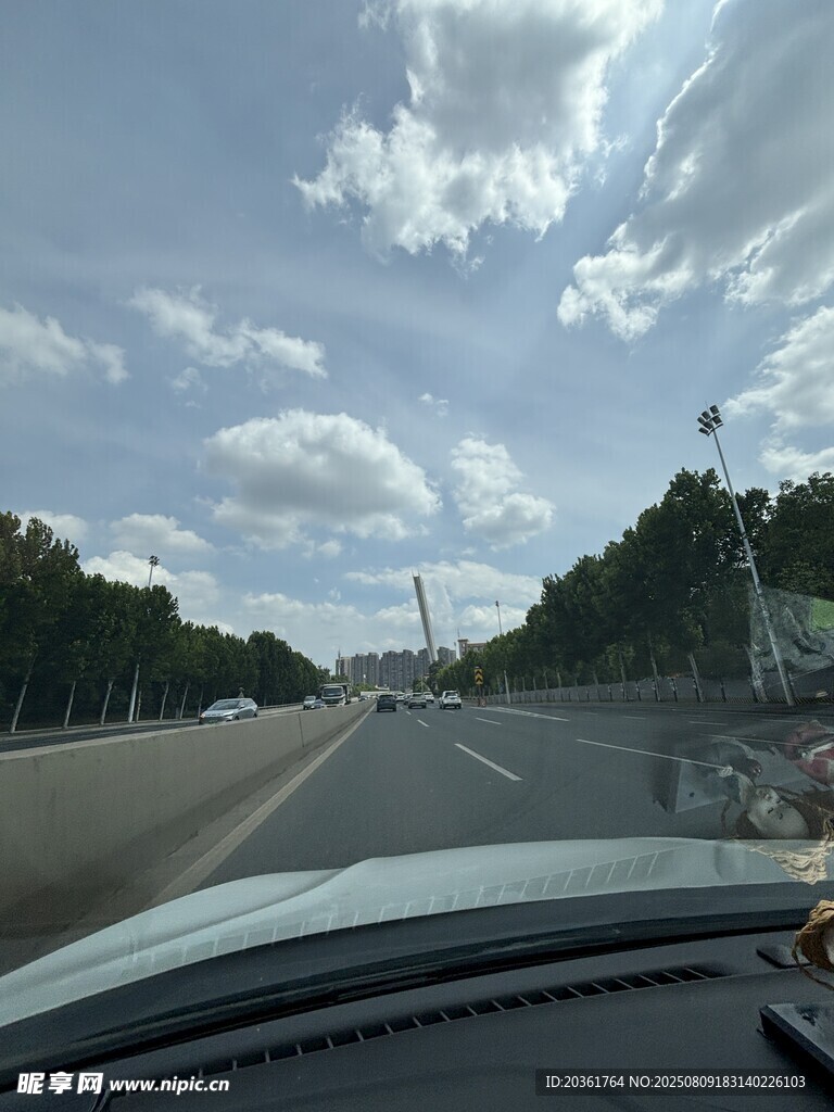 车内视角的公路风景