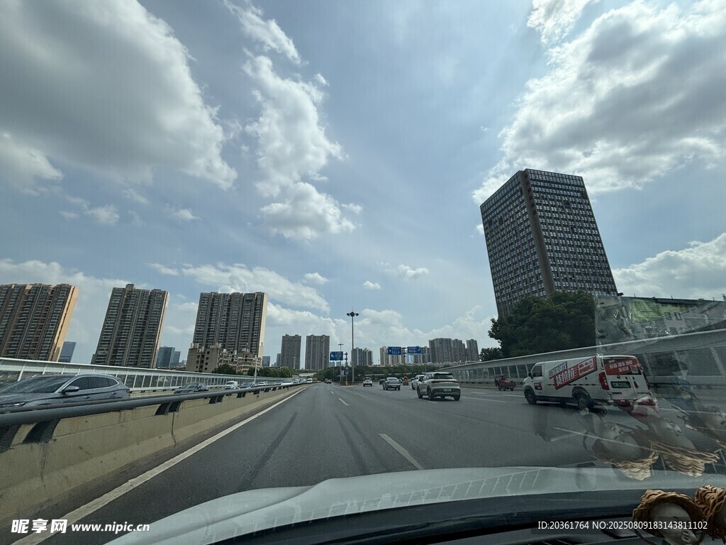 车内视角的城市道路景象