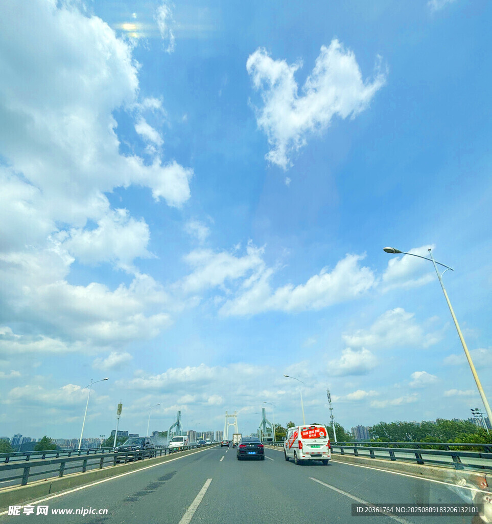 公路行驶风景