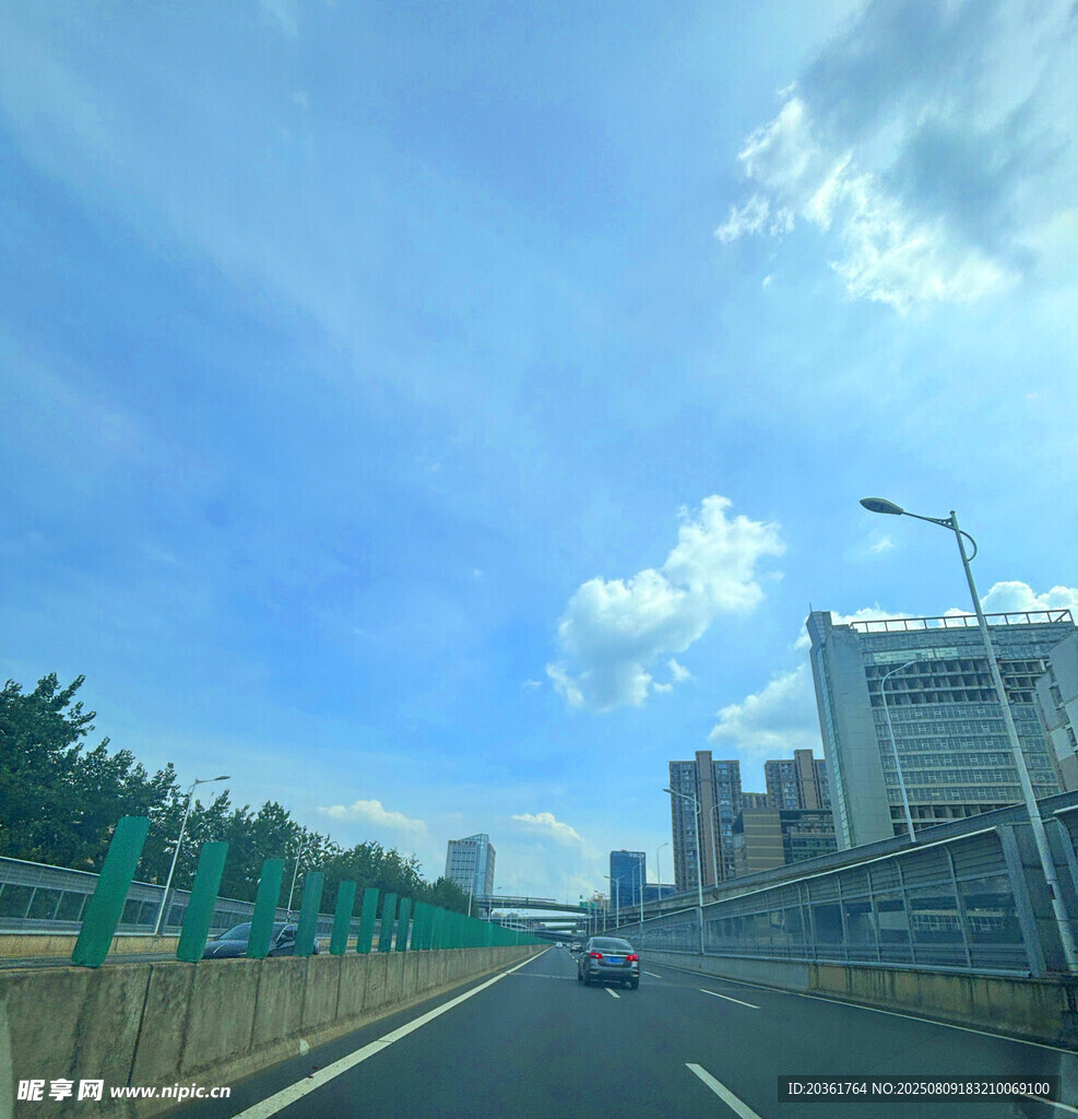 城市道路上的晴朗行车风景