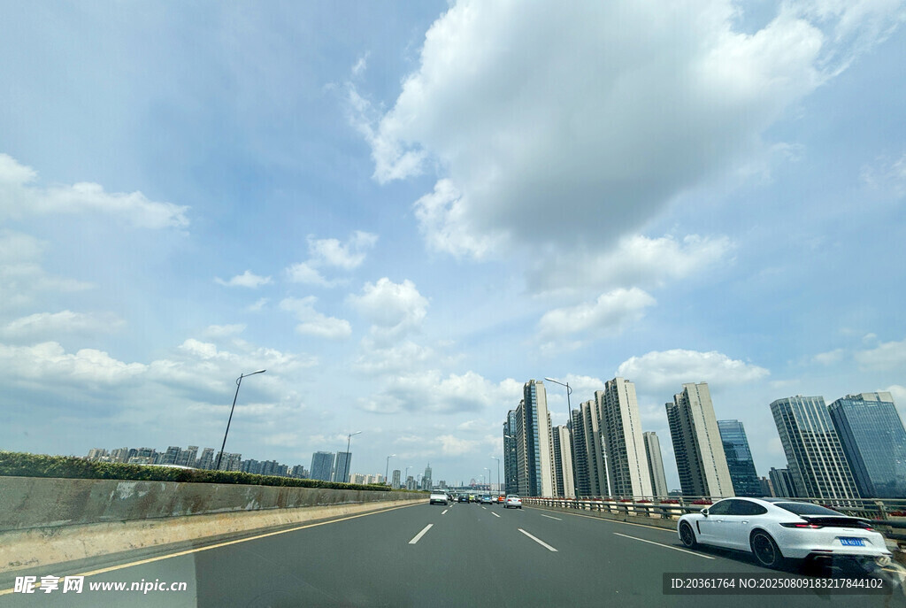 城市公路上行驶的车辆