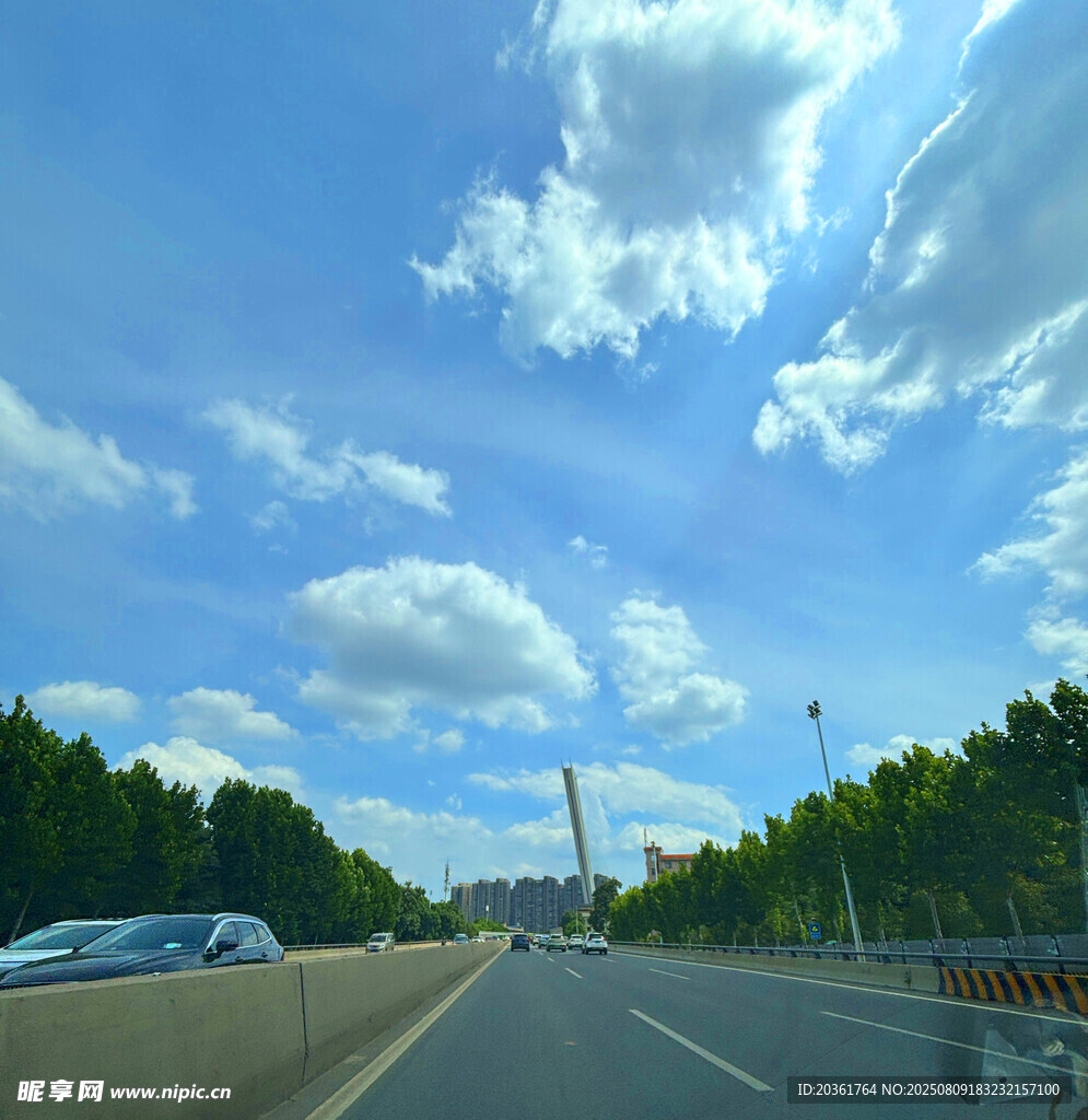 公路上的蓝天白云绿树