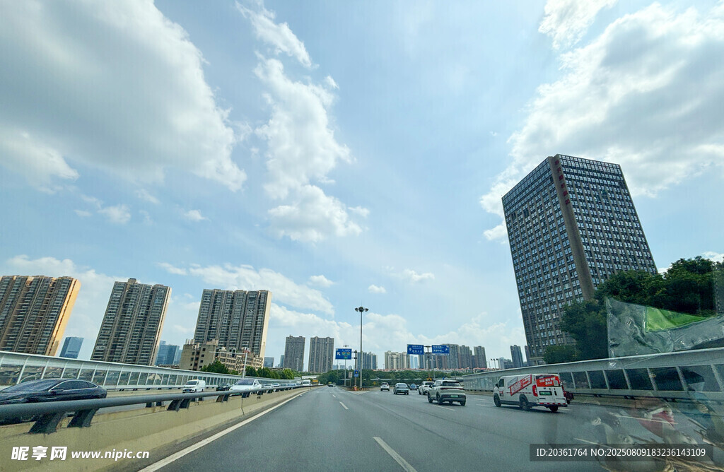 城市道路旁的高楼景象