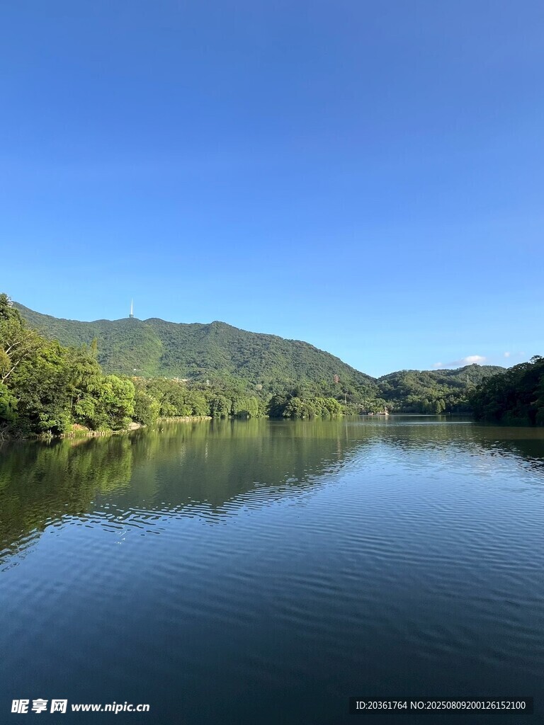 宁静湖畔青山映碧水