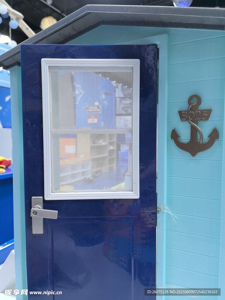 蓝色小屋上的锚形装饰