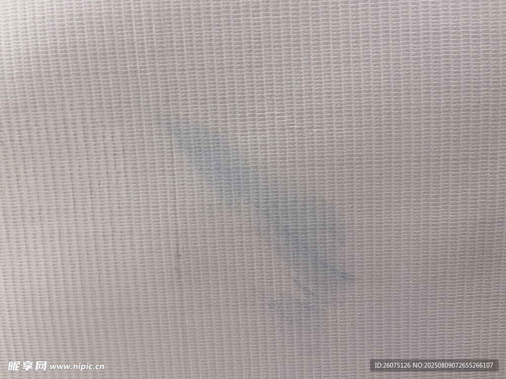白色布料上的蓝色污渍