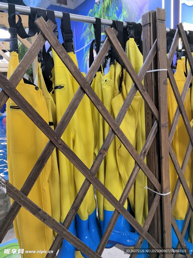 挂在栅栏的黄色防水衣