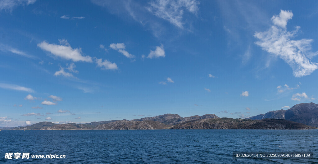 碧海蓝天间的壮阔海景