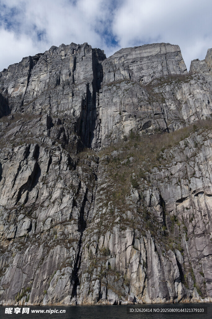 陡峭壮丽的岩石山峰