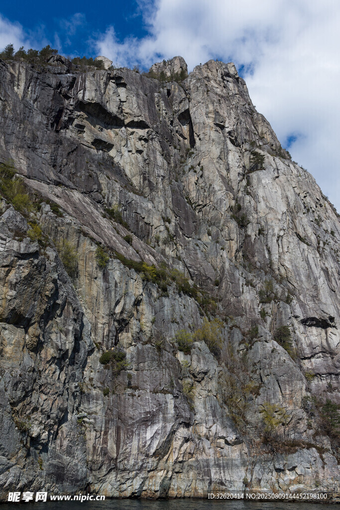 陡峭嶙峋的壮丽岩石山峰