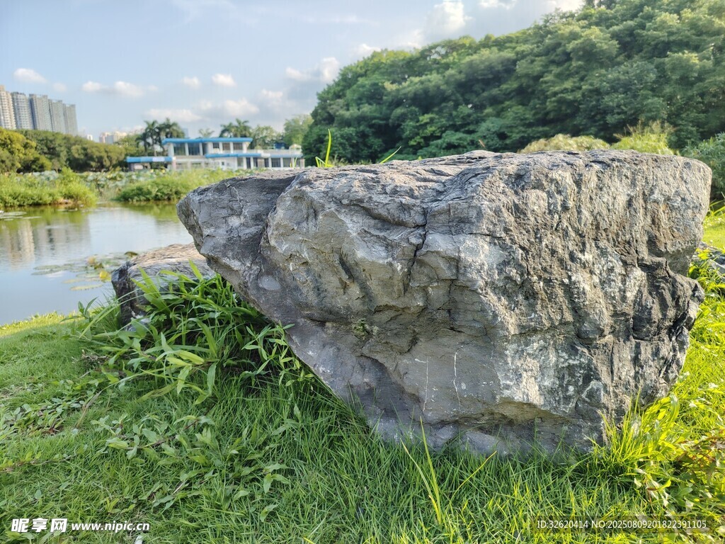 湖畔巨石景观