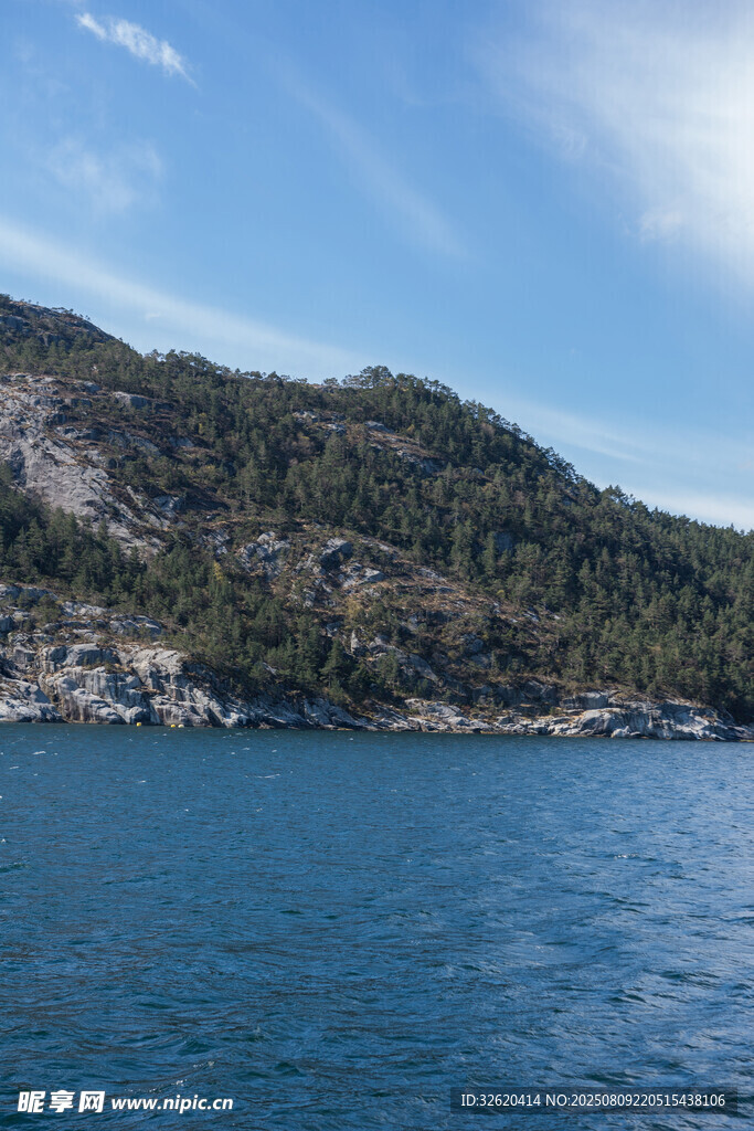 湖畔青山蓝天美景