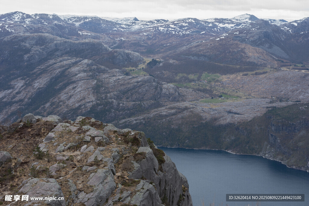 高山湖泊壮丽自然景观