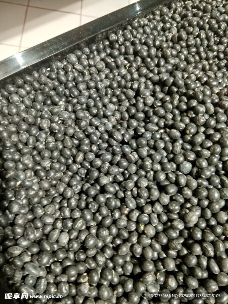 满满一盘黑绿色豆子