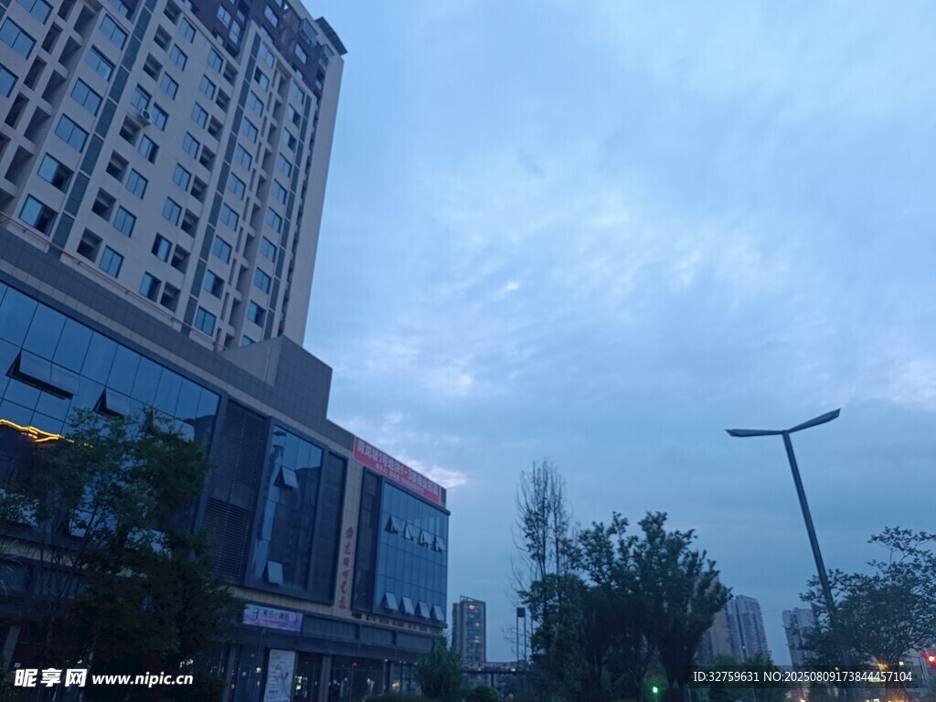 城市高楼与街道景象