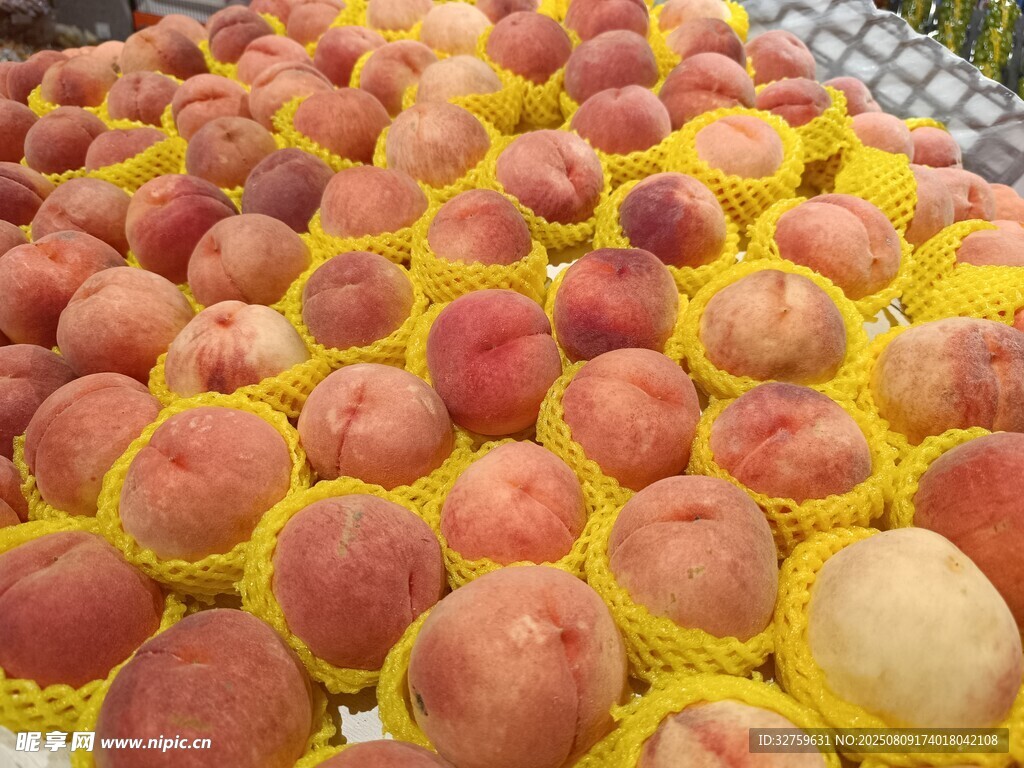 新鲜水蜜桃整齐堆放在一起