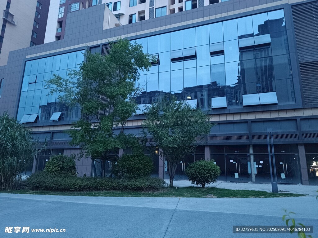 现代玻璃幕墙商业建筑