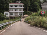 乡村公路旁的多层民居