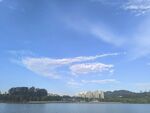 湖畔蓝天美景